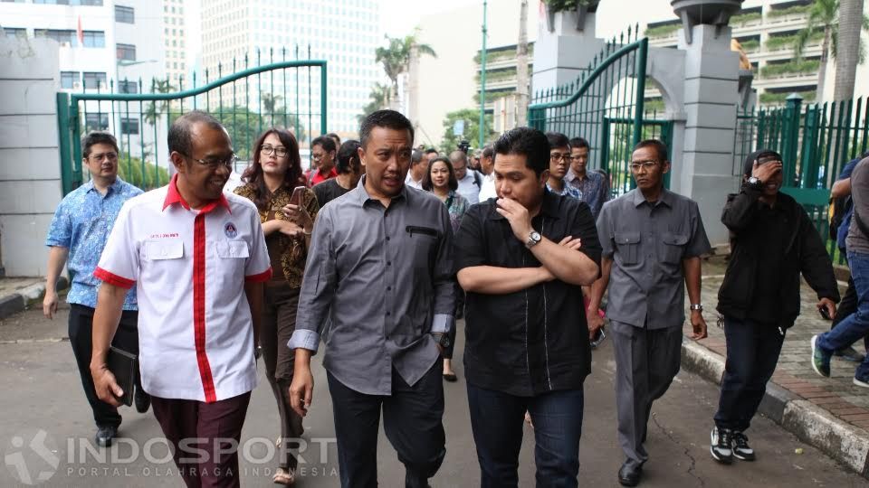 Presiden INASGOC, Erick Thohir (kanan) bersama Menpora, Imam Nahrawi (tengah) saat meninjau GBK. Copyright: Herry Ibrahim/INDOSPORT